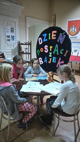 Dzień Postaci z Bajek z biblioteką