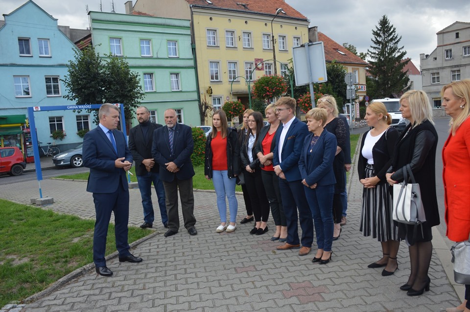 hołd po obeliskiem