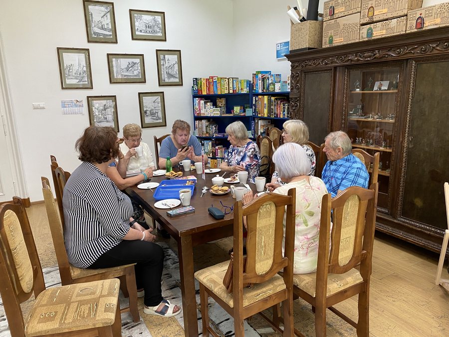 uczestnicy spotkania w bibliotece