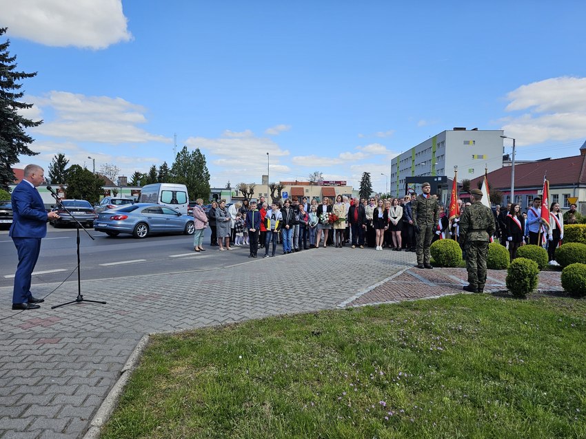 zebrani pod obeliskiem