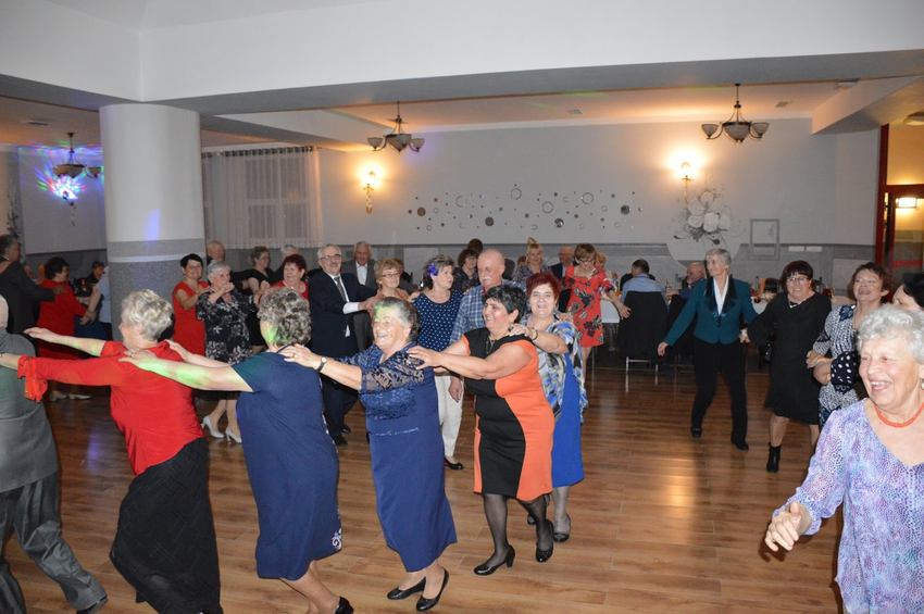 seniorzy na parkiecie balu
