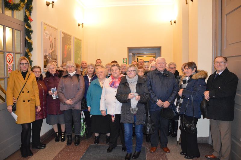 wąsoscy seniorzy we wrocławskim teatrze