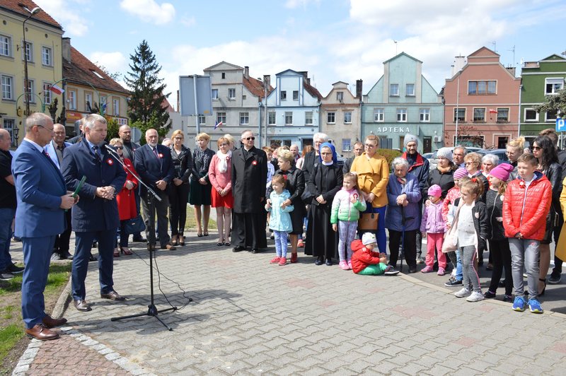 Złożenie kwiatów i zniczy przed obeliskiem