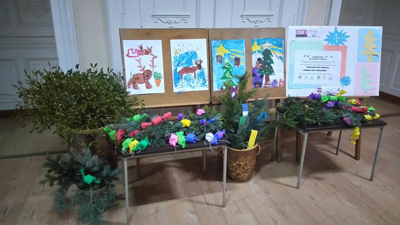 Z książką i kredką w Bibliotece